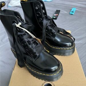 Dr. Martens Molly